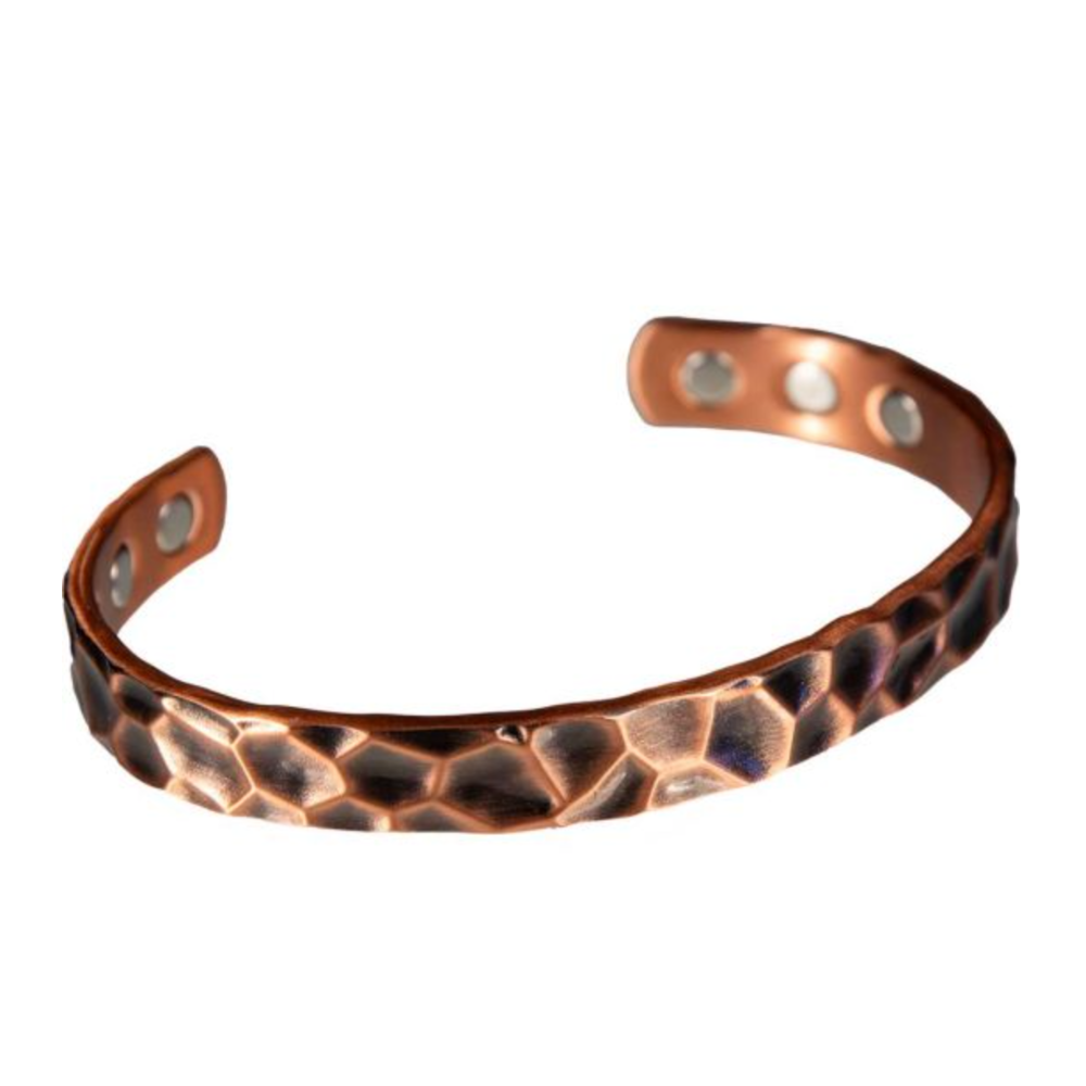 Antique hammered copper cuff with embedded magnets—an adjustable magnetic-thérapy accessory for grounding, joint comfort, and intention amplification.